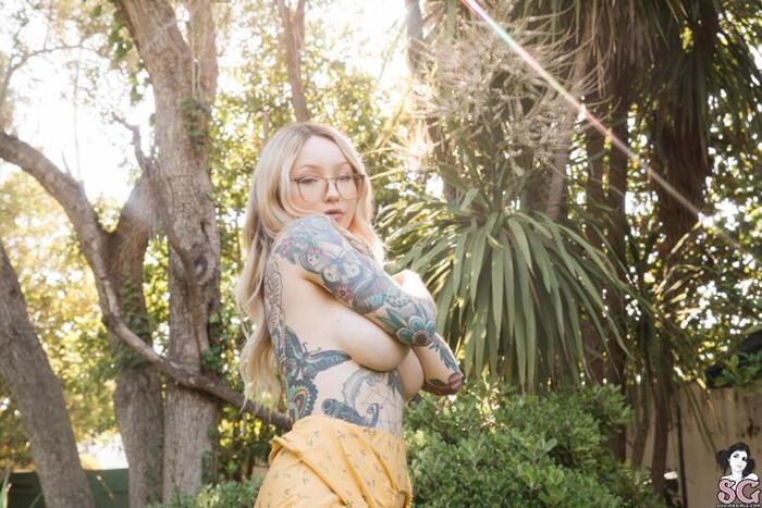 Blonde with tatushki - NSFW, Erotic, Girl with tattoo, Tattoo, Blonde, Big size, Nature, Boobs, Crotch, Intimate haircut, Booty, Girl in glasses, Longpost