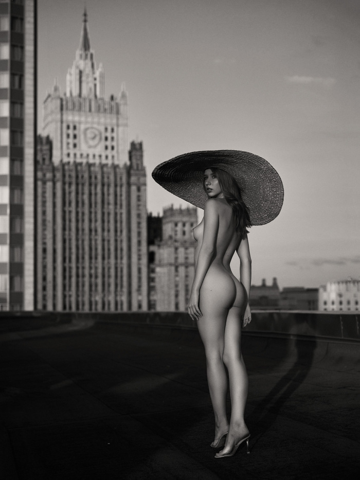 Stylish! - NSFW, Girls, Erotic, Boobs, Nudity, The photo, Hat, Roof, Portrait, PHOTOSESSION, Black and white photo, Longpost, Moscow, Russia